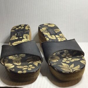 Flojos (Rare Find) 1990-2000’sVintage 7.5 Y2K Black and Gold Floral Mules